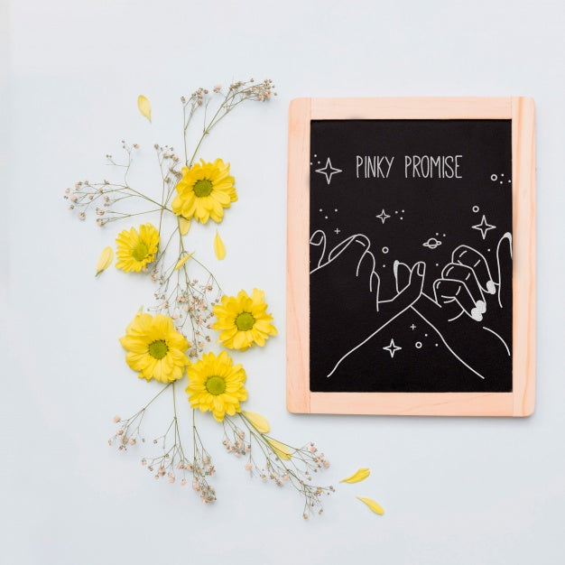Slate Mockup With Floral Decoratio Psd