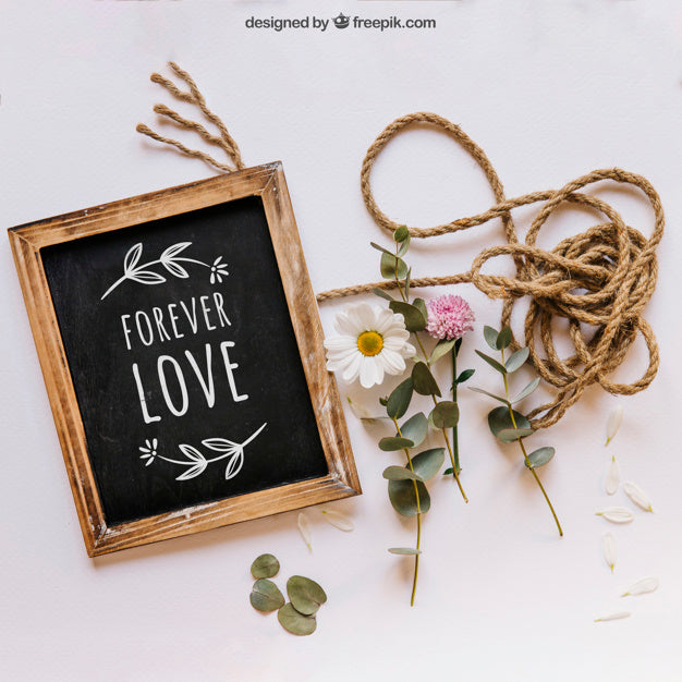 Slate Mockup With Flowers And Rope Psd