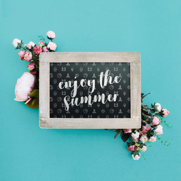 Slate Mockup With Flowers Psd