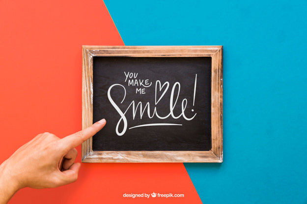 Slate Mockup With Pointing Finger Psd