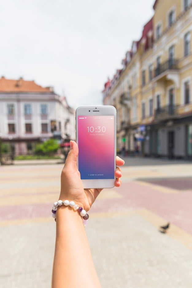 Smartphone Mockup In City Psd