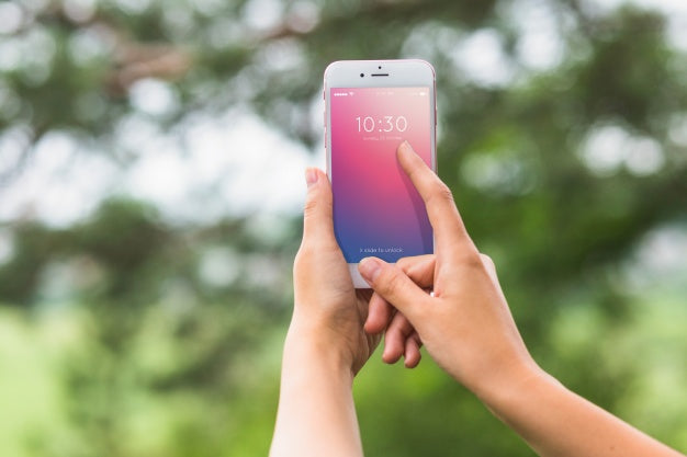 Smartphone Mockup In Front Of Blurred Nature Background Psd