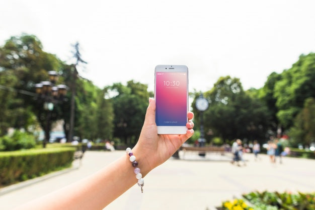 Smartphone Mockup In Park Psd