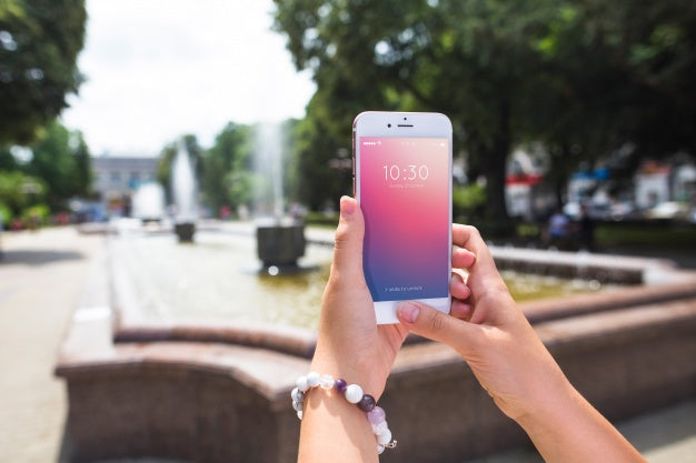 Smartphone Mockup In Park Psd