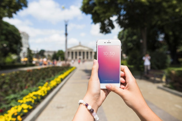 Smartphone Mockup In Park Psd