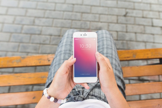 Smartphone Mockup On Bench Psd