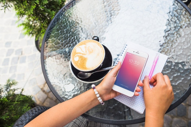 Smartphone Mockup On Table With Cappuchino Psd