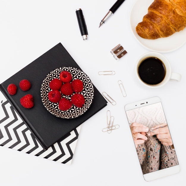 Smartphone Mockup With Breakfast In Office Psd