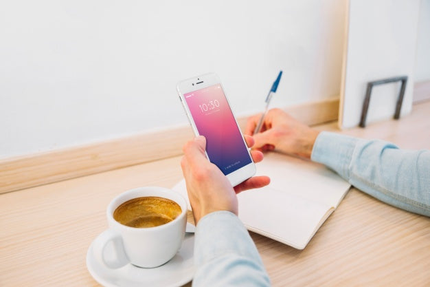 Smartphone Mockup With Coffee On Desk Psd