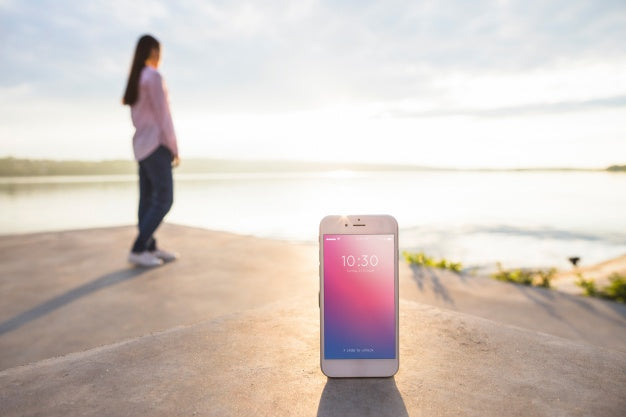 Smartphone Mockup With Woman At The Beach Psd