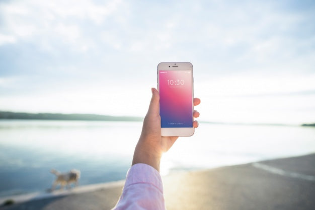 Smartphone Mockup With Woman At The Beach Psd