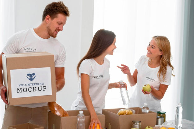 Smiley Volunteers Preparing Food For Donation In Boxes Psd