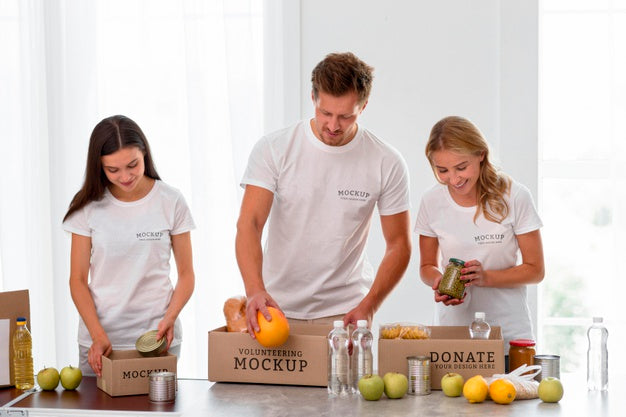 Smiley Volunteers Preparing Food For Donation Psd