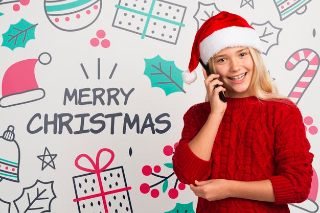 Smiley Young Girl Talking Over Phone Psd