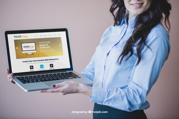 Smiling Businesswoman Presenting Laptop Psd