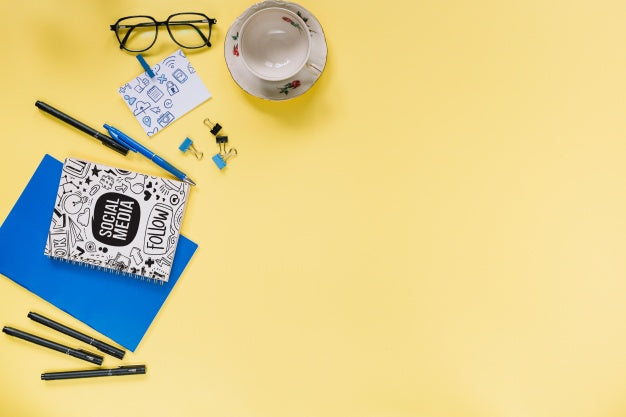 Social Media And Internet Mockup With Booklet Or Cover Psd