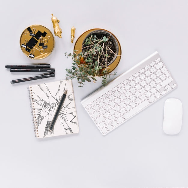 Social Media And Internet Mockup With Keyboard Psd