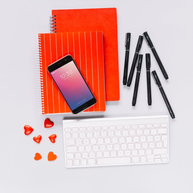 Social Media And Internet Mockup With Keyboard Psd