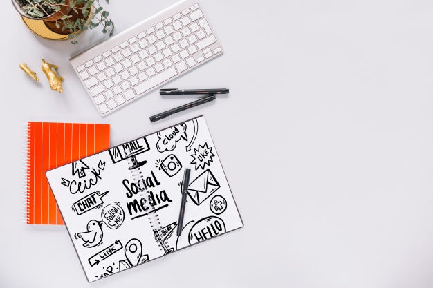 Social Media And Internet Mockup With Keyboard Psd