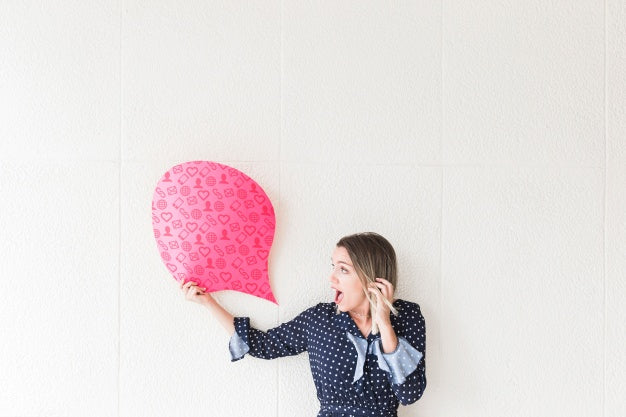 Speech Bubble Mockup With Screaming Woman Psd