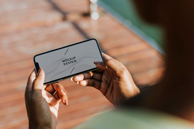 Sportive Woman Using Her Phone In A Park Psd