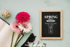 Spring Concept Mockup With Slate And Beautiful Flowers Psd