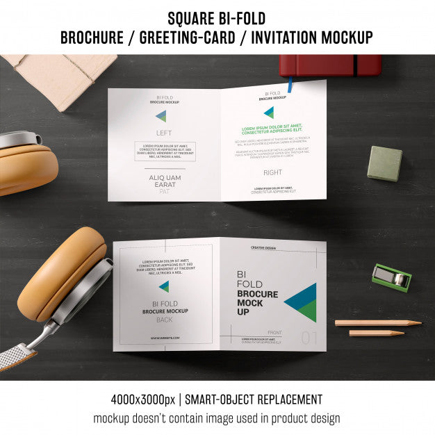 Square Bi-Fold Brochure Or Greeting Card Mockup On Table Psd