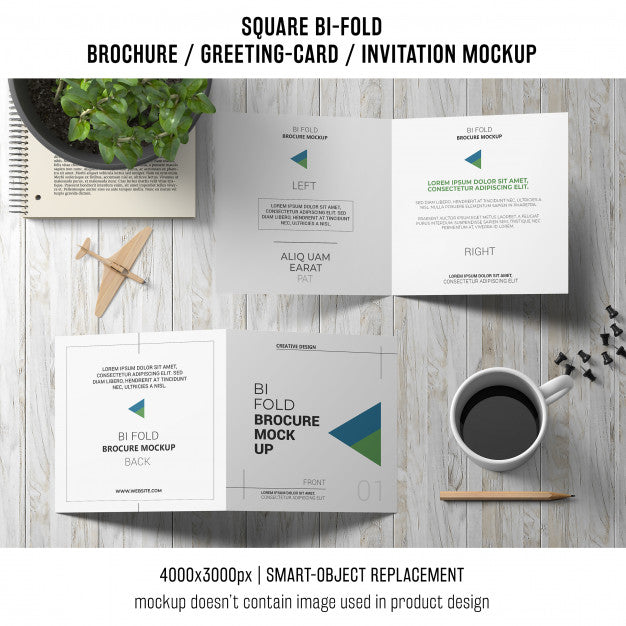Square Bi-Fold Brochure Or Greeting Card Mockup On Wooden Tabletop Psd