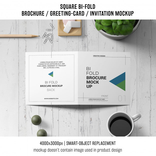 Square Bi-Fold Brochure Or Greeting Card Mockup On Wooden Workspace Psd