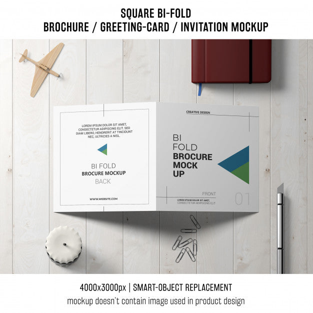 Square Bi-Fold Brochure Or Greeting Card Mockup With Decoration On Tabletop Psd