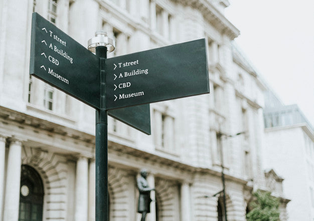 Street Post Mockup In The City Psd