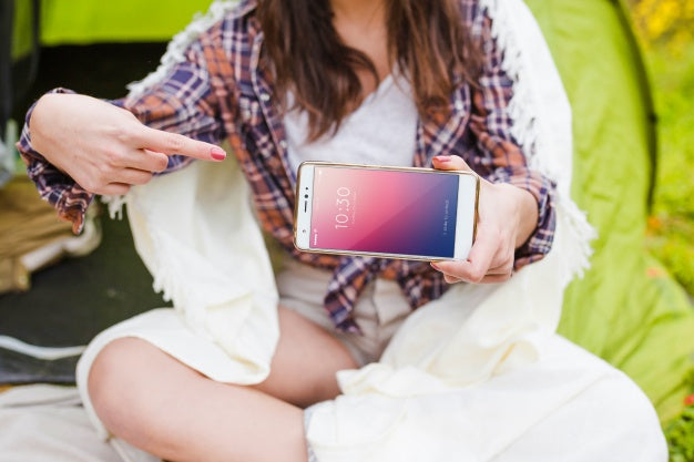 Summer Camp Mockup With Woman Pointing At Smartphone Psd