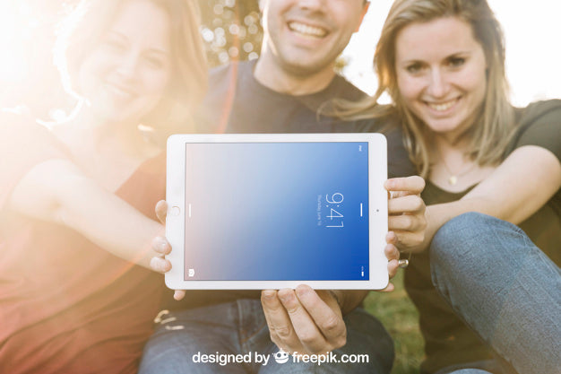 Tablet Mockup With Friends And Sunshine Psd