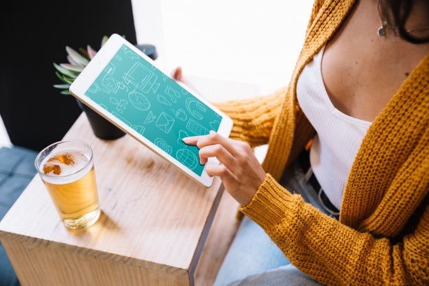 Tablet Mockup With Woman And Beer Psd