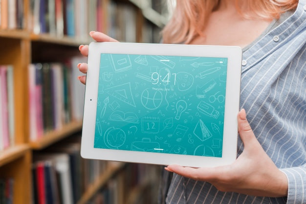 Tablet Or Ebook Reader Mockup With Literature Concept Psd