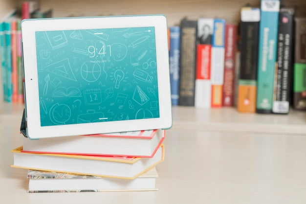 Tablet Or Ebook Reader Mockup With Literature Concept Psd