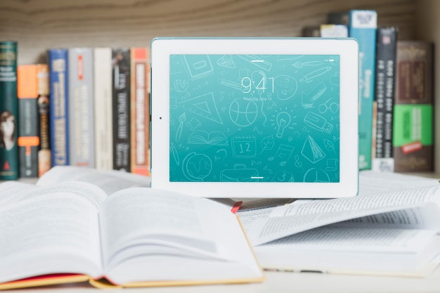 Tablet Or Ebook Reader Mockup With Literature Concept Psd