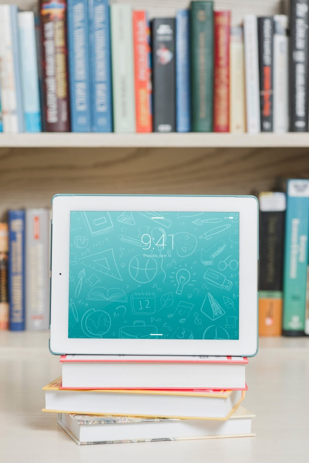 Tablet Or Ebook Reader Mockup With Literature Concept Psd