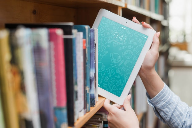 Tablet Or Ebook Reader Mockup With Literature Concept Psd