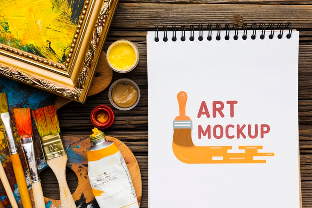 Top View Brushes On Wooden Background Psd