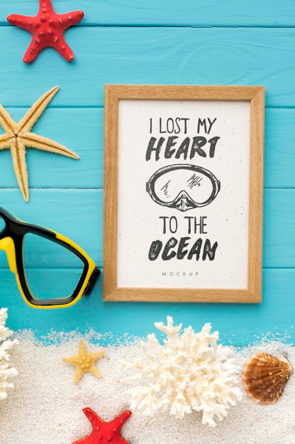 Top View Frame On Wooden Background Psd