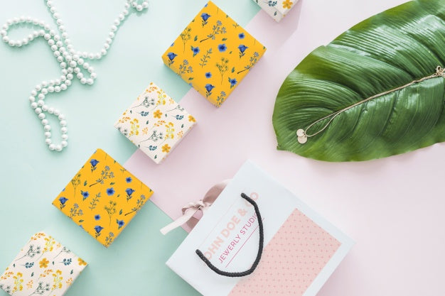 Top View Jewelry And Packaging Mockup Psd