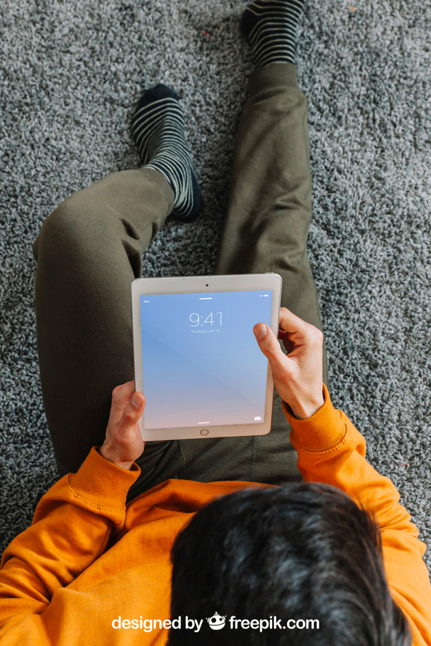 Top View Of Man Using Tablet Psd