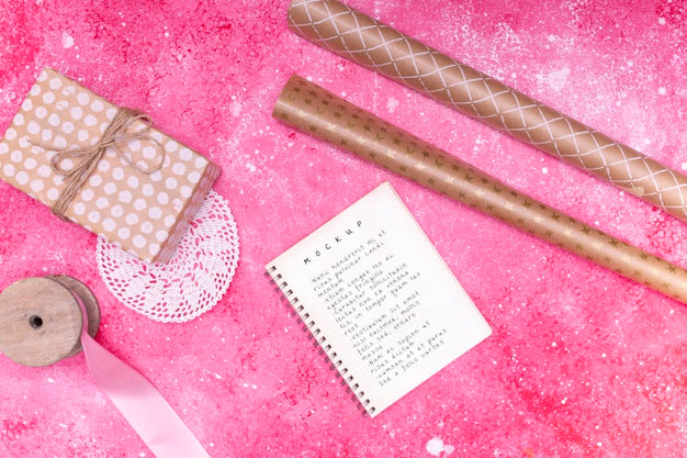 Top View Of Notepad With Gift And Ribbon Psd