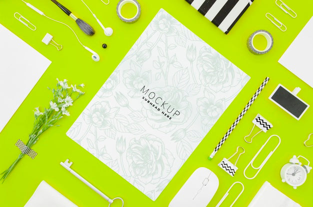 Top View Paper Mock-Up On Green Background Psd