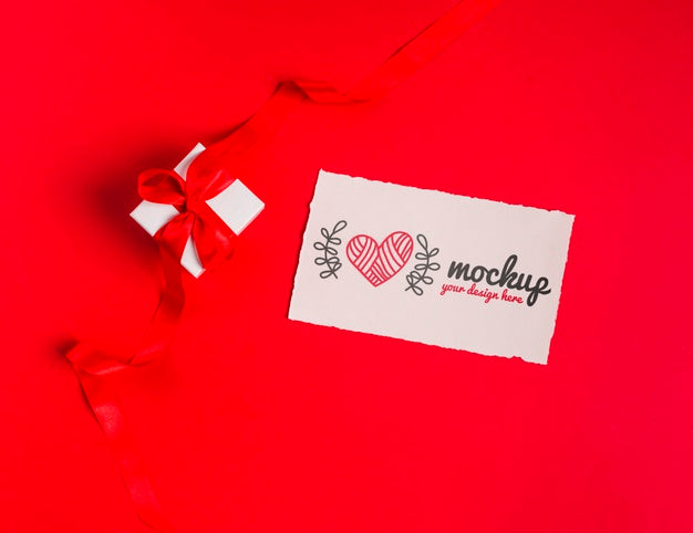 Top View Present With Ribbon And Tag Psd