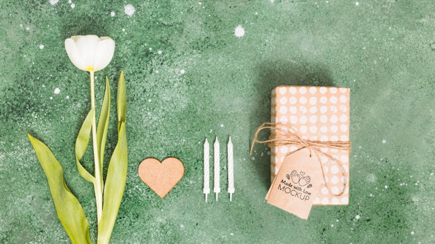 Top View Present With Tag And Flower Psd