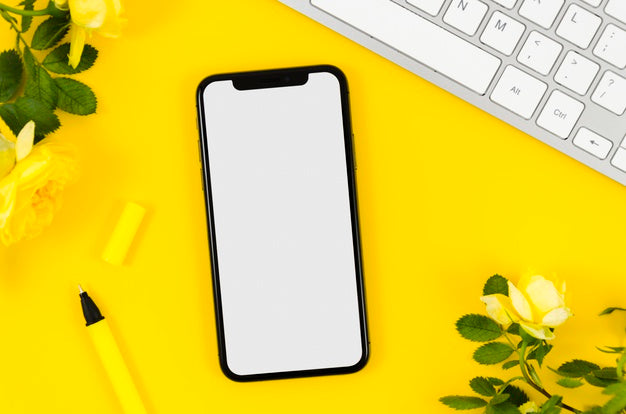 Top View Smartphone Mock-Up With Pen And Flowers Psd