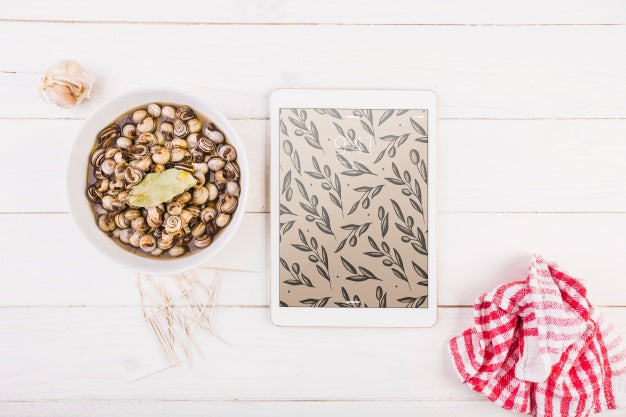 Traditional Spanish Food Mockup With Tablet Psd