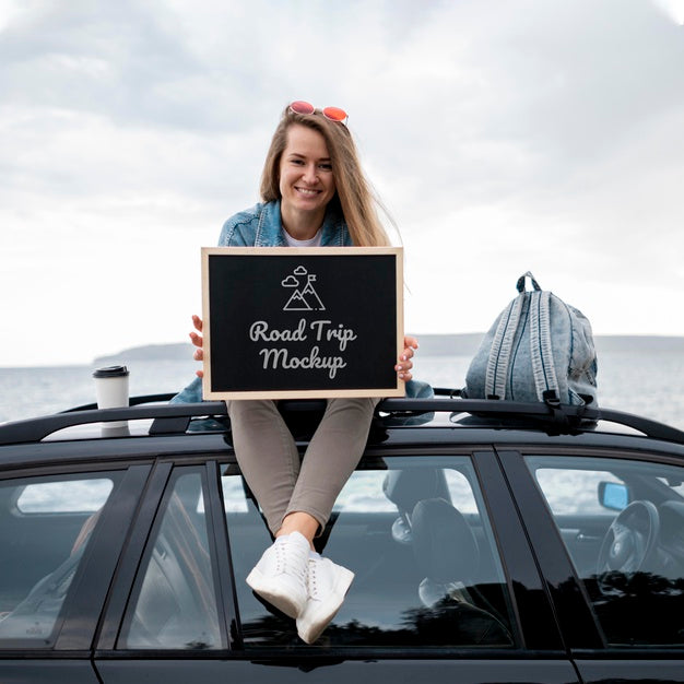 Traveler Holding A Mock-Up Chalkboard Psd